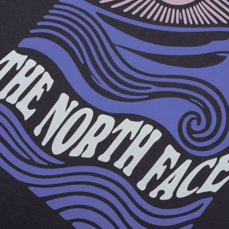 Mountain-Escape-Relaxed-S-S-Tee---Anthracite-Grey-NF0A8GB1RHI1-01-01-26-Feature-JA-8