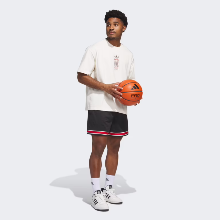 ORIGINALS_WORLD_TOUR_GFX_TEE_White_KG9173_25_model